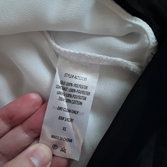 🐖ASTR xs black and off white tank top - Picture 3 of 3